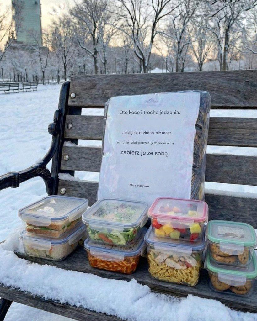 Biedny, samotny ojciec trójki dzieci zostawił na ławce koce i jedzenie dla bezdomnych – miesiąc później na jego ganku pojawił się prawnik