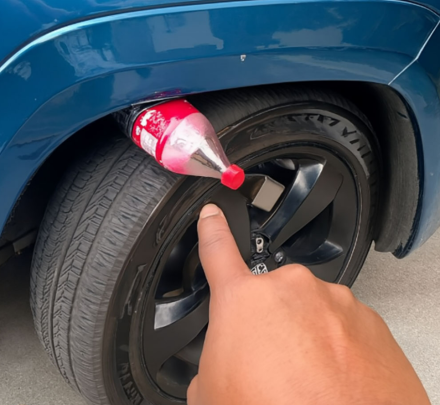 Jeśli widzisz butelkę zaklinowaną między kołem a podwoziem swojego samochodu, pod żadnym pozorem nie wsiadaj do niej.