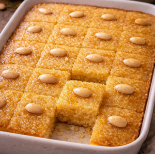 🍯 Rozpływająca się w ustach, idealnie nasączona Basbousa Klasyk na Ramadan, słodki, aromatyczny i nieodparcie wilgotny… Ten rodzaj ciasta, który piecze się z wyprzedzeniem i znika zaraz po podaniu Iftaru 🤍