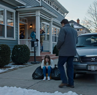 Kiedy moi rodzice wydziedziczyli mnie, gdy miałem 13 lat, mój bogaty wujek mnie przyjął. 15 lat później mama przyszła na odczyt testamentu, spodziewając się milionów… dopóki jej nie uciszyłem. PRAWNIK PRZYBYŁ W PRZERAŻENIU.