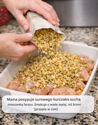 Mama posypuje surowego kurczaka w zapiekance suchą mieszanką farszu. Smakuje o wiele lepiej, niż brzmi.