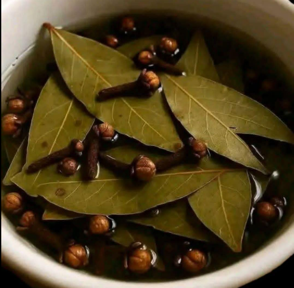 Herbata ziołowa z liści laurowych i goździków