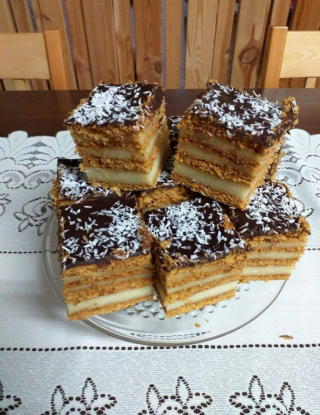 Miodownik z kaszą manną 🍯 – klasyczne, domowe ciasto pełne smaku i wspomnień!